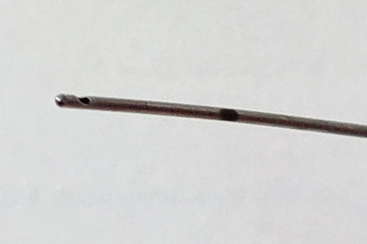 Detalhe da ponta romba com orifício lateral e marca de profundidade